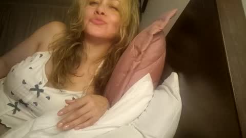 Snapshot of miasiren chatting on October 12, 6:01 am miasiren online show from October 12, 6:01 am