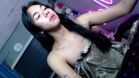 Mia online show from November 28, 1:25 pm