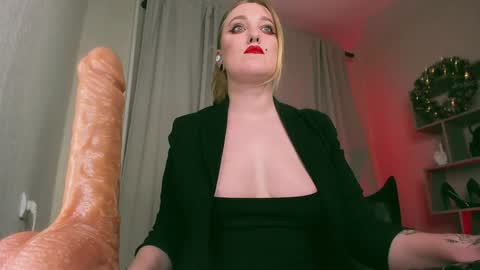 Snapshot of miaunicorn chatting on December 19, 6:34 pm Lana online show from December 19, 6:34 pm