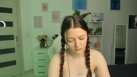 Mia online show from September 12, 3:39 am