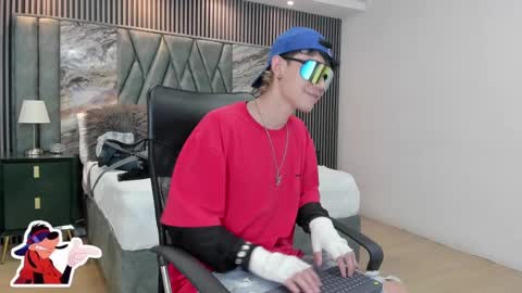 Snapshot of michaeel_blue chatting on October 31, 9:27 pm Michael online show from October 31, 9:27 pm