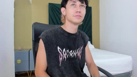 Snapshot of michaeel_blue chatting on December 18, 11:49 am Michael online show from December 18, 11:49 am