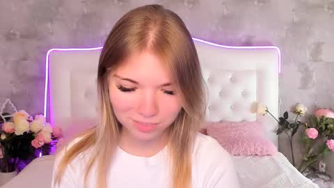 Snapshot of michaelafoxx chatting on November 19, 1:22 pm MichaelaFoxx online show from November 19, 1:22 pm