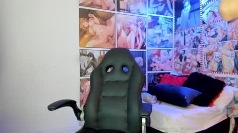 Snapshot of michel_lopez18 chatting on February 2, 10:57 am michel_lopez18 online show from February 2, 10:57 am