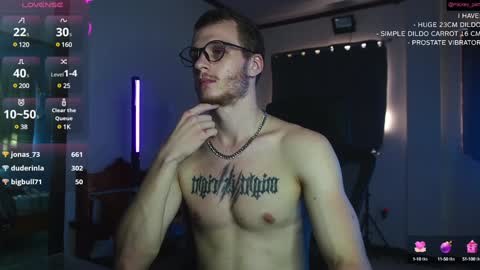 Snapshot of mickey_pict chatting on December 5, 6:21 am Mickey online show from December 5, 6:21 am