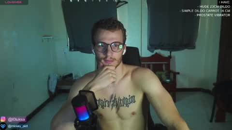 Snapshot of mickey_pict chatting on January 1, 7:41 am Mickey online show from January 1, 7:41 am