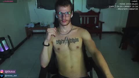 Snapshot of mickey_pict chatting on January 2, 6:29 am Mickey online show from January 2, 6:29 am