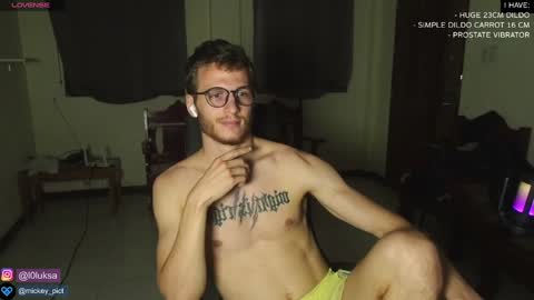 Snapshot of mickey_pict chatting on January 27, 2:02 pm Mickey online show from January 27, 2:02 pm