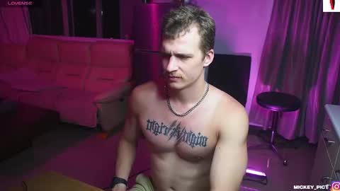 Snapshot of mickey_pict chatting on November 5, 11:54 am Mickey online show from November 5, 11:54 am