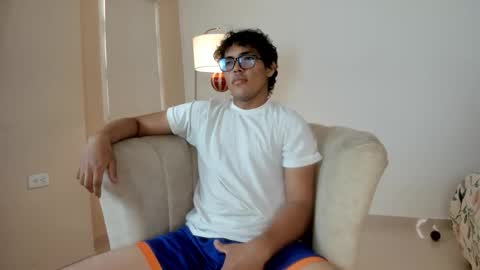 Snapshot of micky_luxe chatting on December 17, 6:36 pm micky_luxe online show from December 17, 6:36 pm