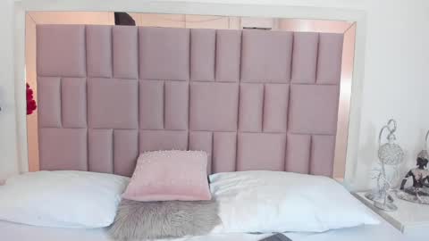 Mia  online show from February 17, 7:10 pm