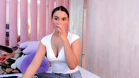 Mia  online show from November 24, 10:59 am