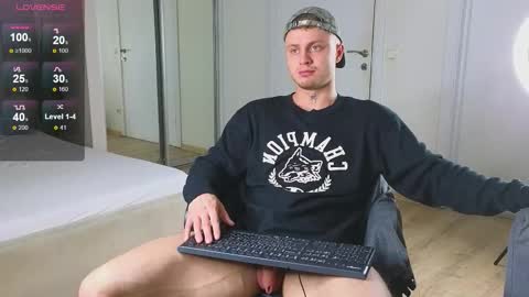 Snapshot of mike___magic chatting on November 16, 5:24 am Mike Magic online show from November 16, 5:24 am