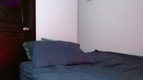 Snapshot of mike_d1030 chatting on February 12, 3:51 am mike_d1030 online show from February 12, 3:51 am