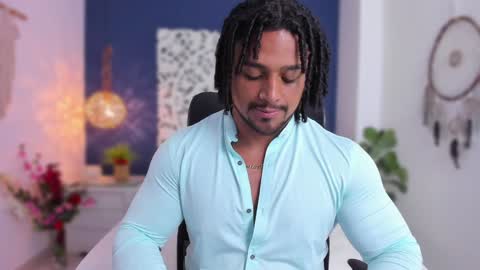 Snapshot of mike_estevess chatting on December 1, 9:26 pm online show from December 1, 9:26 pm