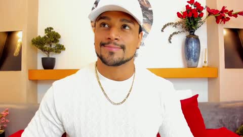 Snapshot of mike_estevess chatting on December 6, 5:53 am online show from December 6, 5:53 am