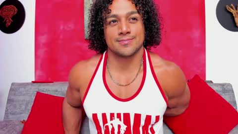 Snapshot of mike_estevess chatting on December 19, 10:56 am online show from December 19, 10:56 am