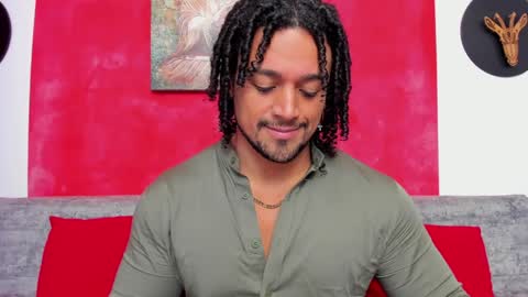 Snapshot of mike_estevess chatting on January 3, 11:57 am online show from January 3, 11:57 am