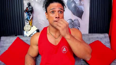 Snapshot of mike_estevess chatting on October 6, 12:08 am online show from October 6, 12:08 am