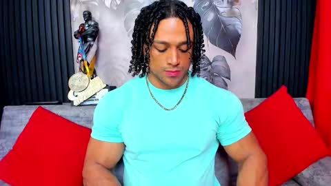 Snapshot of mike_estevess chatting on October 13, 2:00 am online show from October 13, 2:00 am