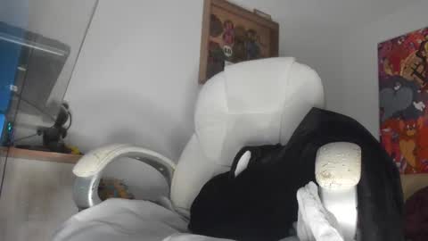 Snapshot of mila_dash chatting on November 13, 9:52 am Mila Dash online show from November 13, 9:52 am