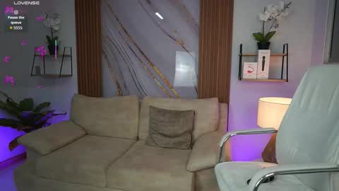 milacrave online show from October 13, 11:32 am