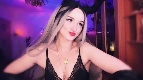 Snapshot of miladyjolie chatting on March 1, 12:50 am MiladyJolie online show from March 1, 12:50 am