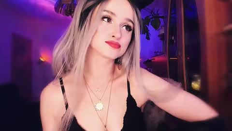 Snapshot of miladyjolie chatting on March 4, 1:34 am MiladyJolie online show from March 4, 1:34 am