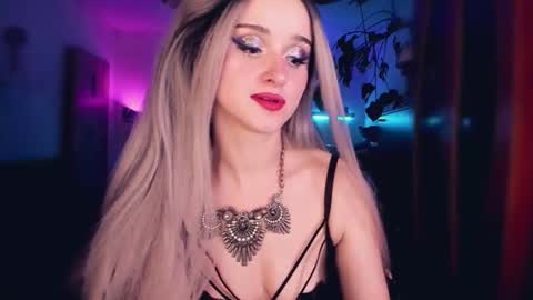 Snapshot of miladyjolie chatting on September 27, 7:19 pm MiladyJolie online show from September 27, 7:19 pm