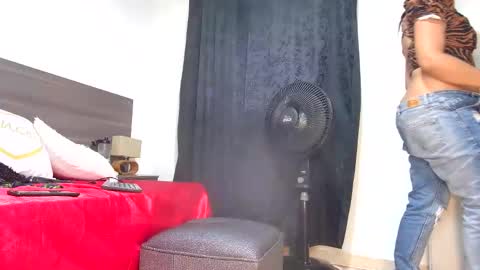 Snapshot of milahot23 chatting on September 11, 4:01 am mila online show from September 11, 4:01 am