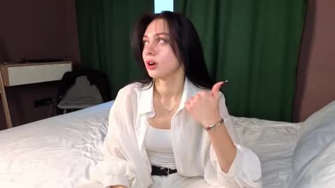 Snapshot of milanaluxe chatting on November 21, 5:17 am Milana online show from November 21, 5:17 am