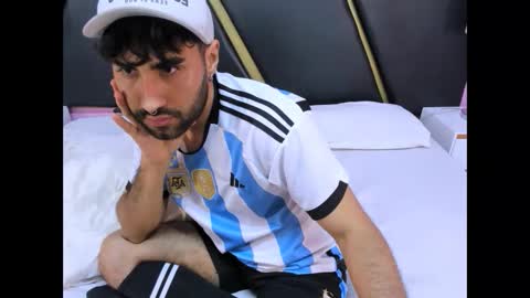 Snapshot of milanzaire chatting on November 2, 8:33 pm milanzaire online show from November 2, 8:33 pm