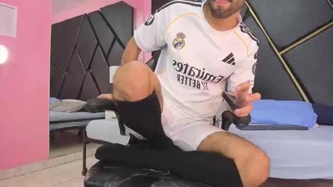 Snapshot of milanzaire chatting on November 22, 10:31 pm milanzaire online show from November 22, 10:31 pm