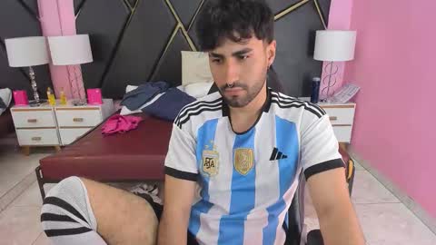 Snapshot of milanzaire chatting on November 23, 10:09 pm milanzaire online show from November 23, 10:09 pm