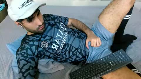 Snapshot of milanzaire chatting on December 15, 11:42 pm milanzaire online show from December 15, 11:42 pm