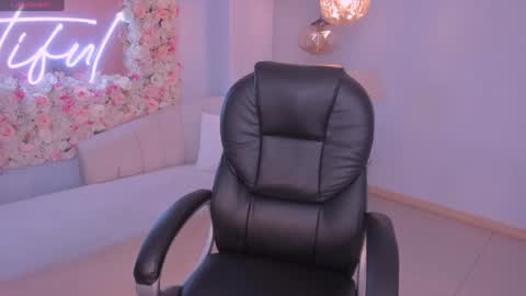 Snapshot of mileycruz_ chatting on December 5, 3:15 am Miley Cruz IG miley model23 online show from December 5, 3:15 am