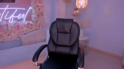 Snapshot of mileycruz_ chatting on December 6, 3:19 am Miley Cruz IG miley model23 online show from December 6, 3:19 am