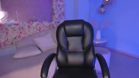 Snapshot of mileycruz_ chatting on February 15, 10:52 pm Miley Cruz IG miley model23 online show from February 15, 10:52 pm