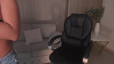 Snapshot of mileycruz_ chatting on February 19, 9:39 am Miley Cruz IG miley model23 online show from February 19, 9:39 am