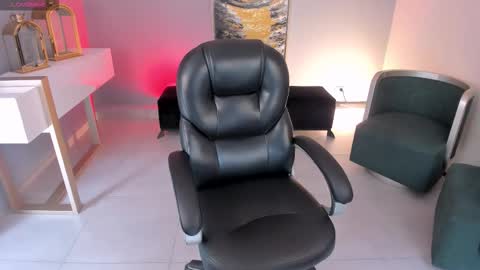 Snapshot of mileycruz_ chatting on October 18, 3:46 pm Miley Cruz IG miley model23 online show from October 18, 3:46 pm