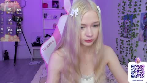 Snapshot of miliameow chatting on December 5, 7:49 am Milia online show from December 5, 7:49 am