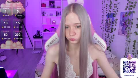 Snapshot of miliameow chatting on December 17, 9:49 pm Milia online show from December 17, 9:49 pm