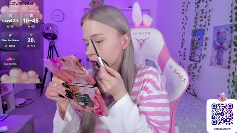 Snapshot of miliameow chatting on December 22, 1:23 am Milia online show from December 22, 1:23 am