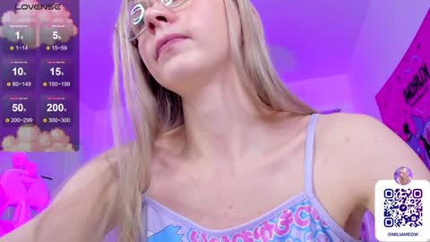 Snapshot of miliameow chatting on February 1, 2:05 am Milia online show from February 1, 2:05 am