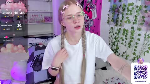 Snapshot of miliameow chatting on February 2, 4:48 am Milia online show from February 2, 4:48 am