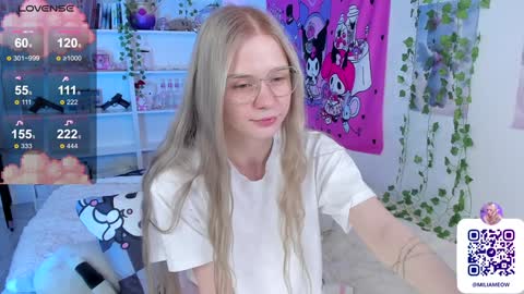 Snapshot of miliameow chatting on February 3, 2:25 am Milia online show from February 3, 2:25 am