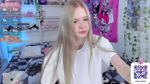 Snapshot of miliameow chatting on February 4, 1:23 am Milia online show from February 4, 1:23 am