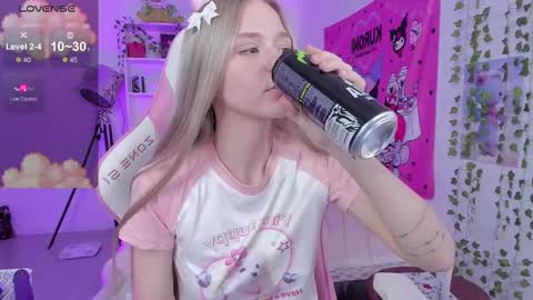 Snapshot of miliameow chatting on February 18, 4:58 am Milia online show from February 18, 4:58 am