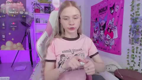 Snapshot of miliameow chatting on February 21, 6:59 pm Milia online show from February 21, 6:59 pm