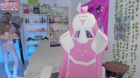 Snapshot of miliameow chatting on February 24, 2:19 am Milia online show from February 24, 2:19 am